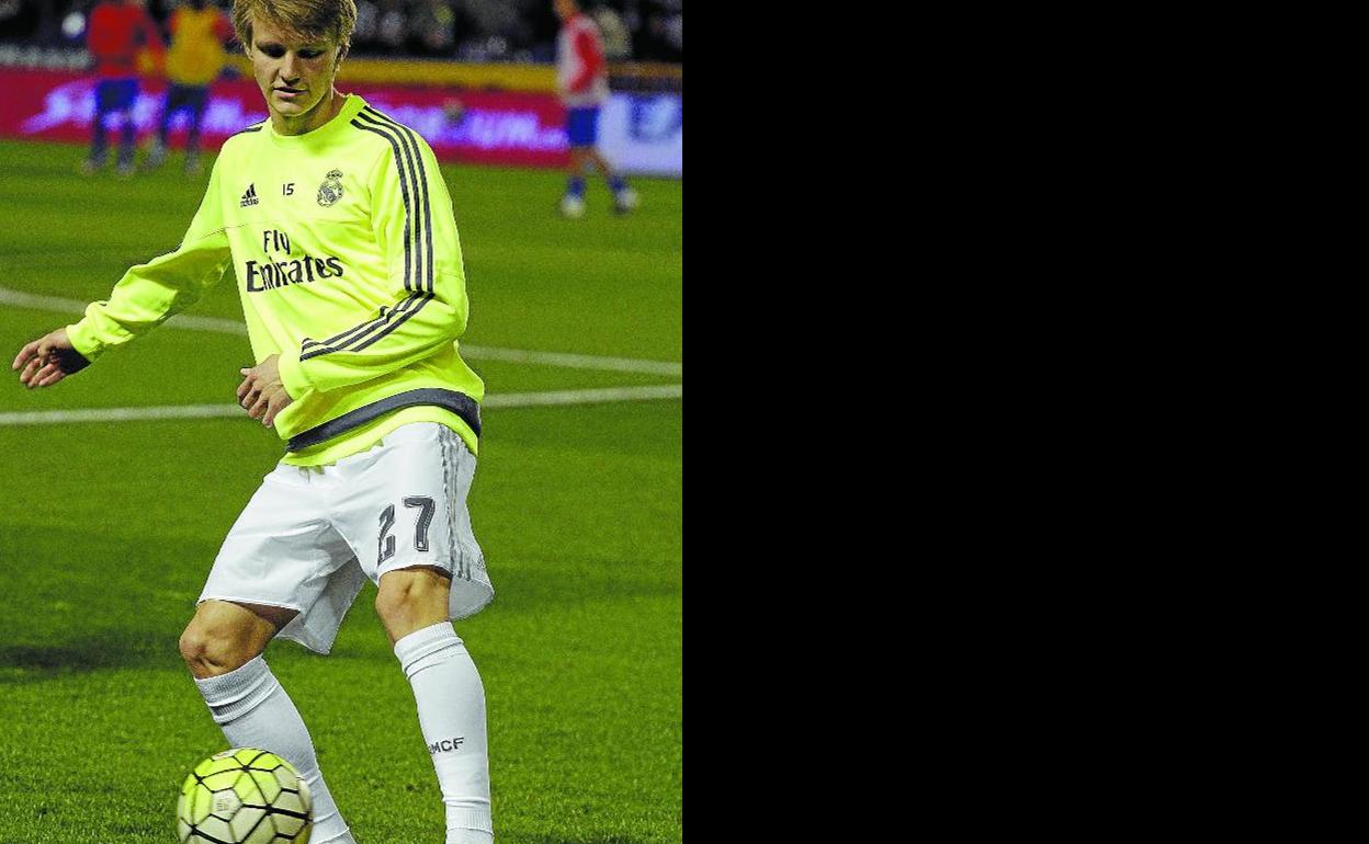 Odegaard, en un calentamiento con el Real Madrid antes de emprender su aventura en Holanda.