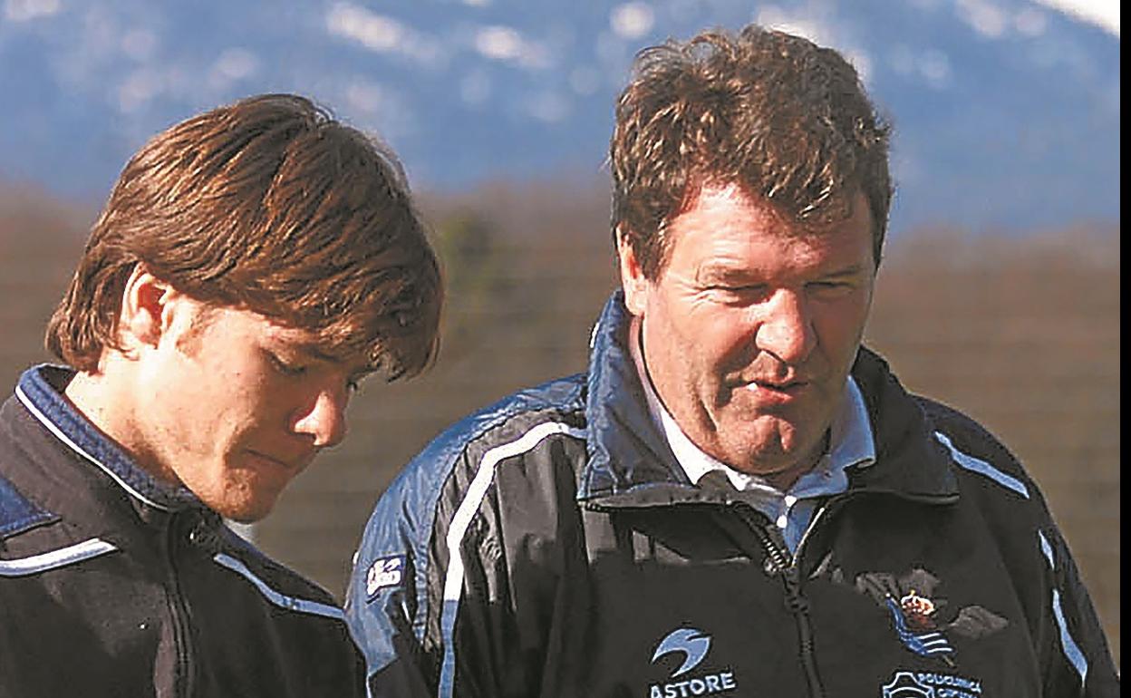 John Benjamin Toshack, técnico que le rescato del Eibar, charla con Xabi Alonso durante los inicios del tolosarra en el club txuri-urdin.