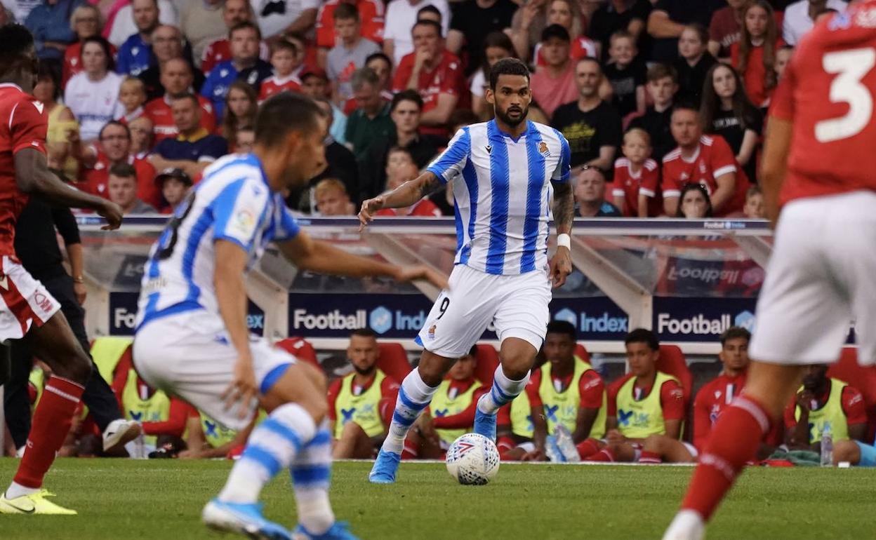 Willian José conduce el balón ante un rival. 