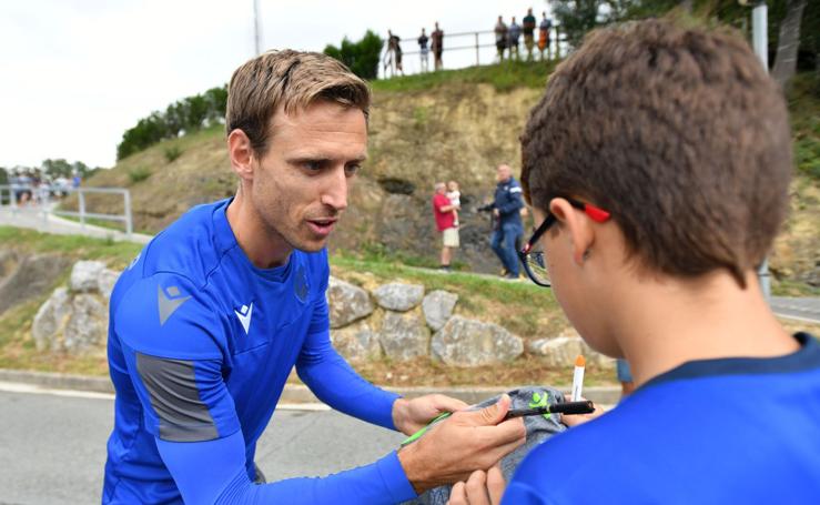 Nacho Monreal ya se ejercita junto a sus compañeros en Zubieta. El futbolista navarro ha sido el realista más reclamado en el recorrido que ha conducido a los jugadores desde el vestuario hasta el Z2.