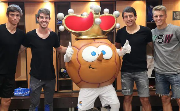 Los jugadores de la Real posan junto a Txurdin. 