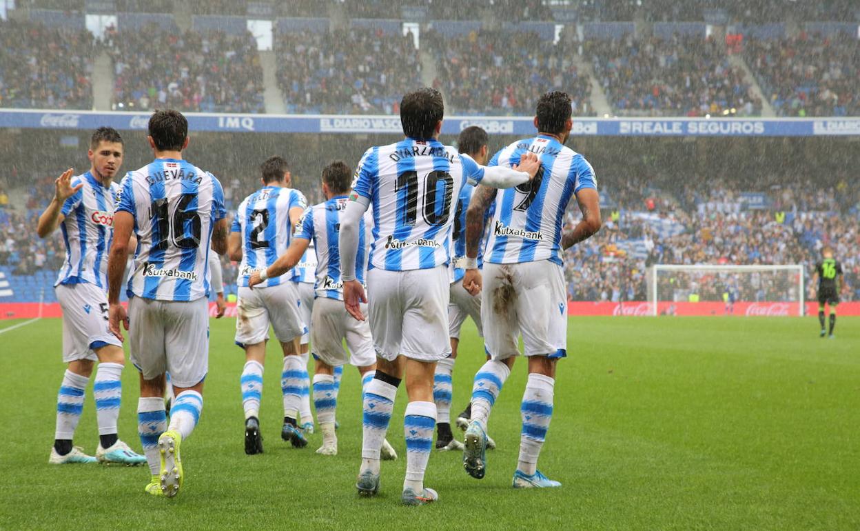 Los jugadores de la Real celebran el gol de Willian José. 