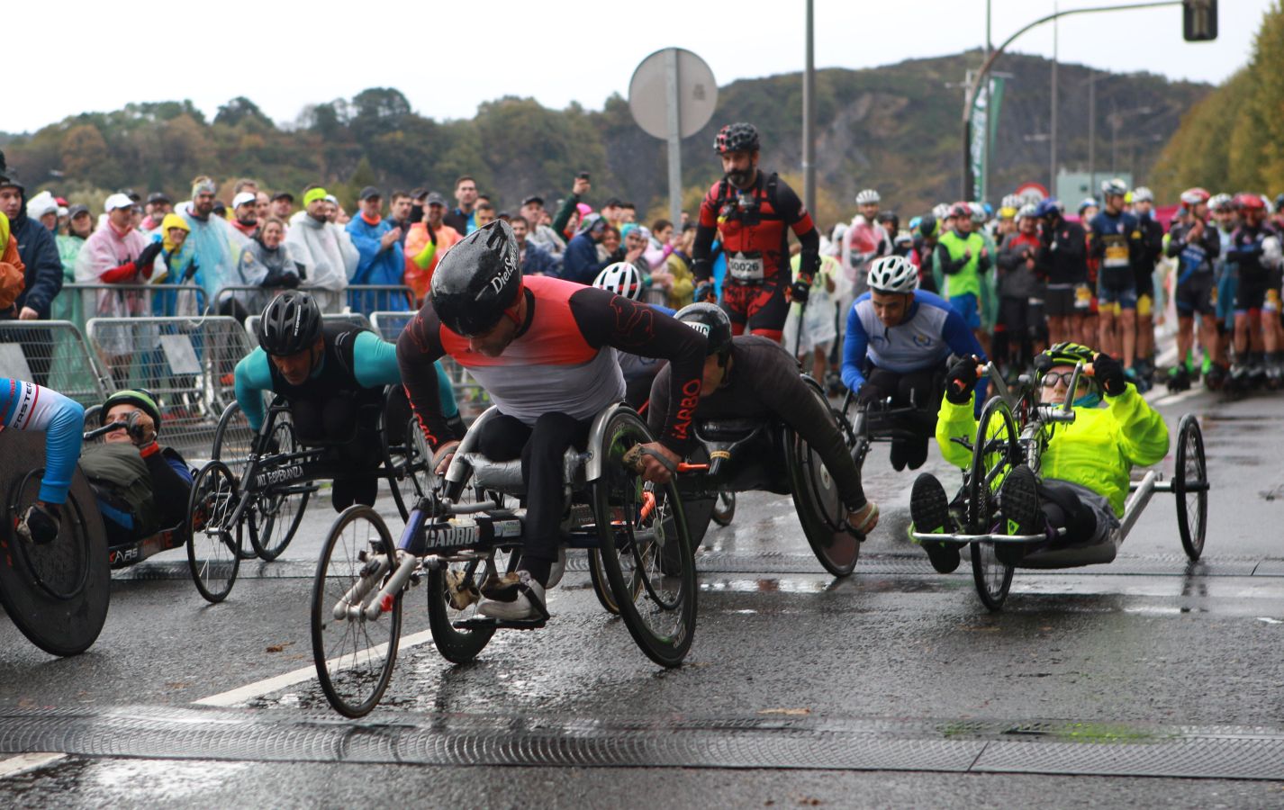 La lluvia, protagonista en la salida de esta carrera popular en la que Gebrselassie se ha dejado ver. 