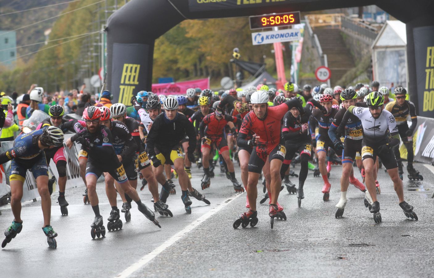 La lluvia, protagonista en la salida de esta carrera popular en la que Gebrselassie se ha dejado ver. 