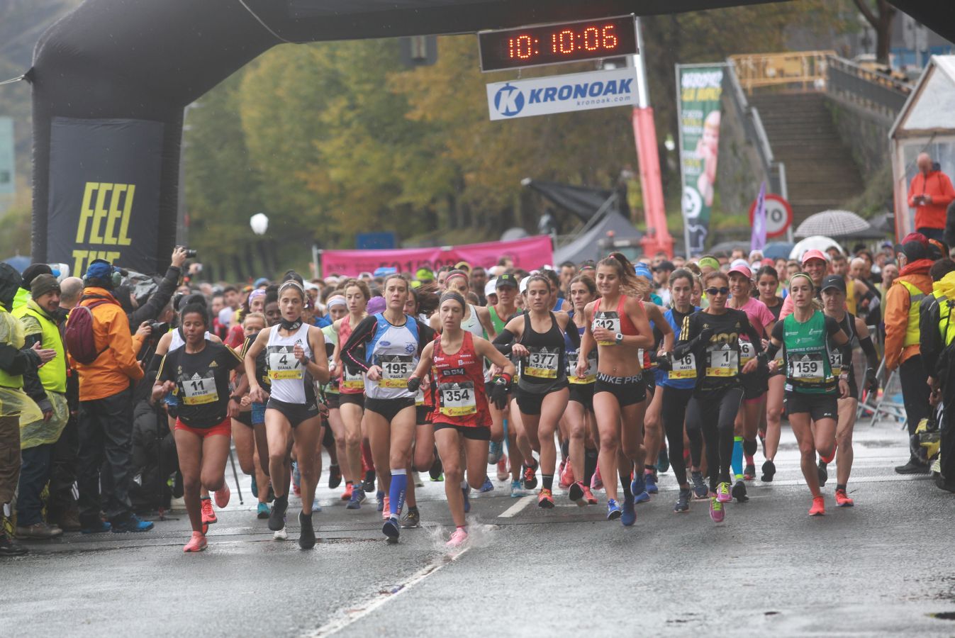 La lluvia, protagonista en la salida de esta carrera popular en la que Gebrselassie se ha dejado ver. 