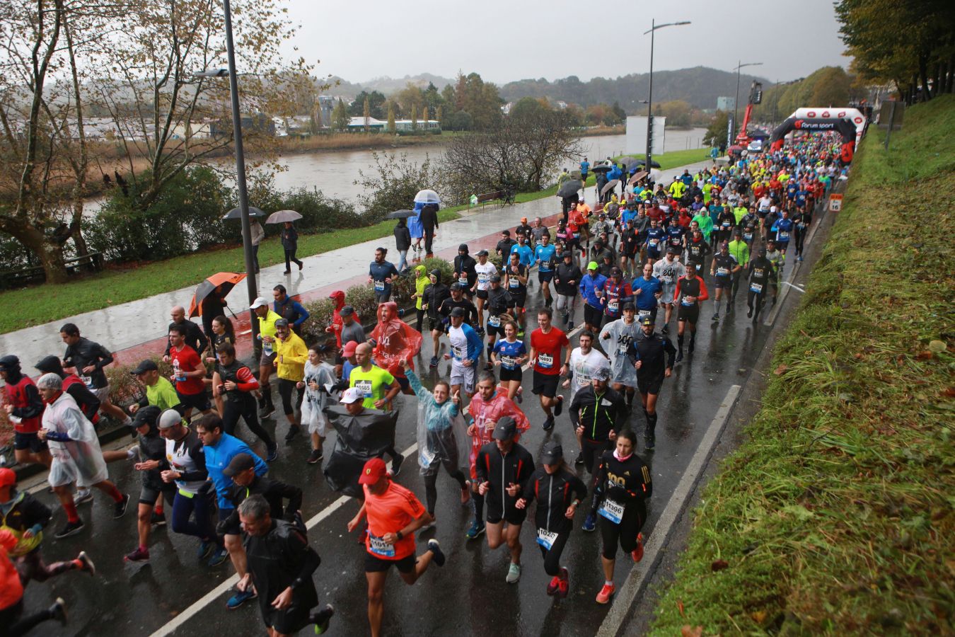 La lluvia, protagonista en la salida de esta carrera popular en la que Gebrselassie se ha dejado ver. 