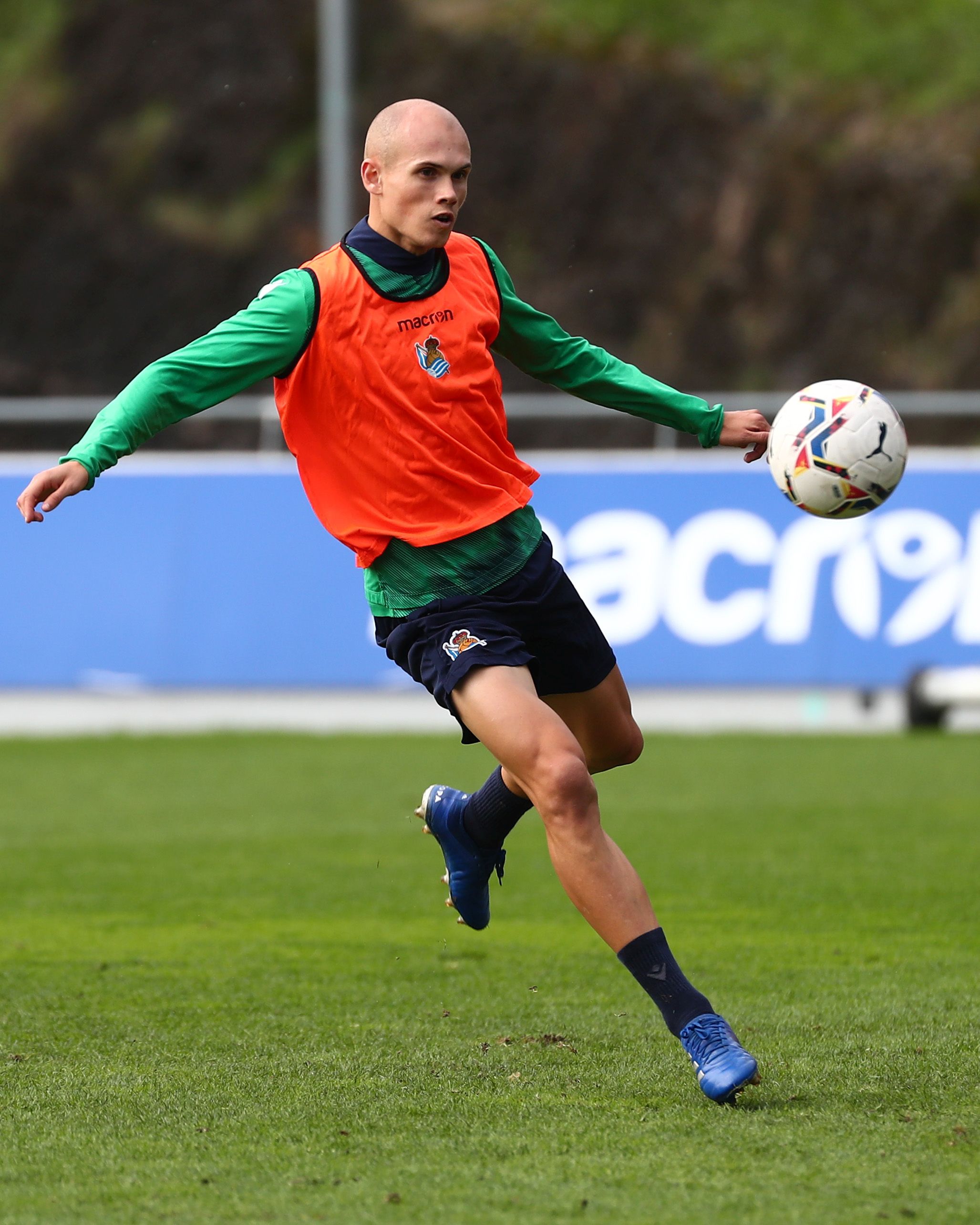 Tras la jornada de descanso de ayer, el técnico txuri-urdin ha podido contar en el entrenamiento con los internacionales. 