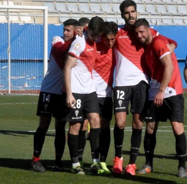 Los jugadores del Córdoba celebran el gol marcado ayer. 