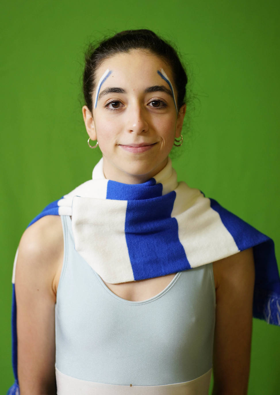 Bailarinas de danza animan a los txuri-urdines. 