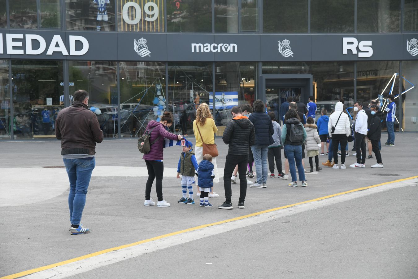 Multitud de aficionados han salido a la calle luciendo los colores de la Real Sociedad en un día que puede ser histórico