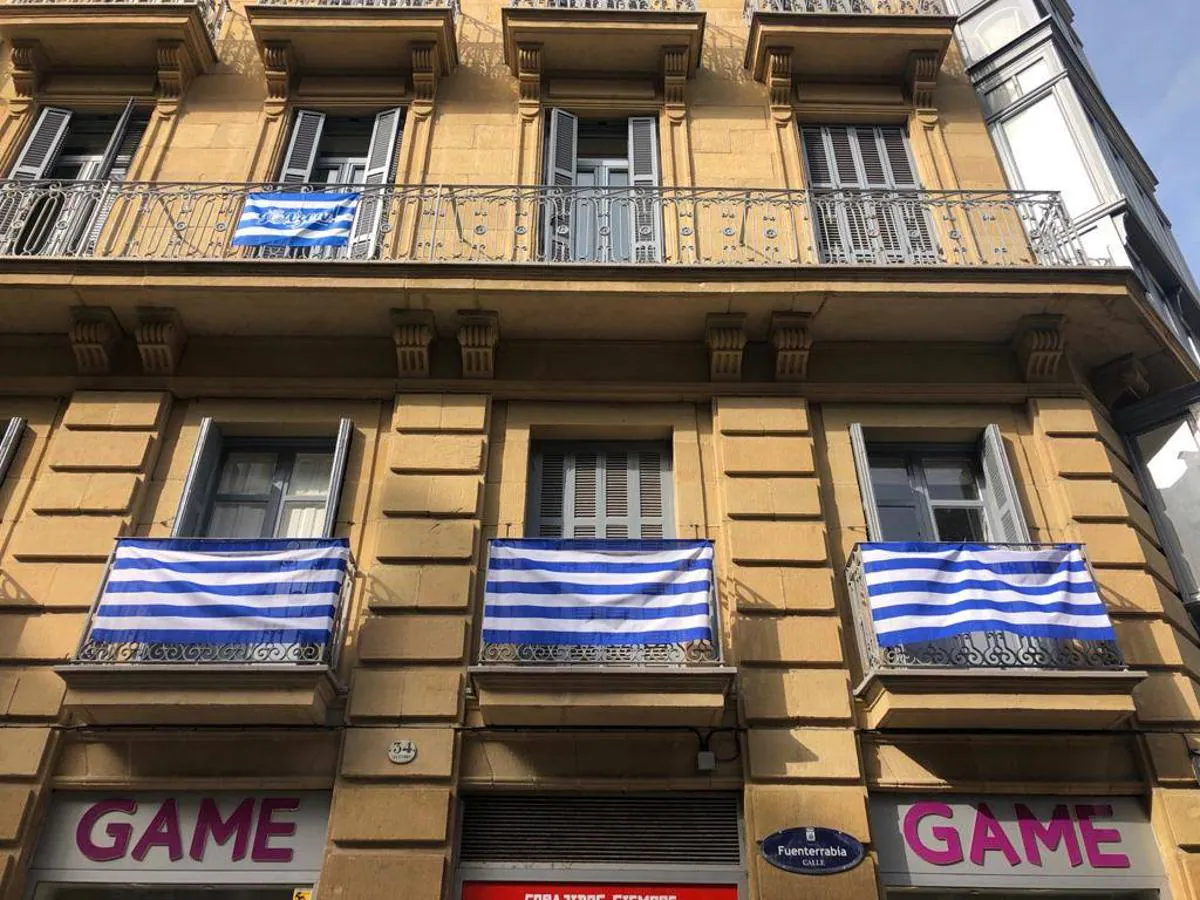 Multitud de aficionados han salido a la calle luciendo los colores de la Real Sociedad en un día que puede ser histórico