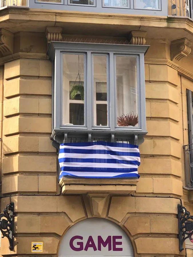 Multitud de aficionados han salido a la calle luciendo los colores de la Real Sociedad en un día que puede ser histórico