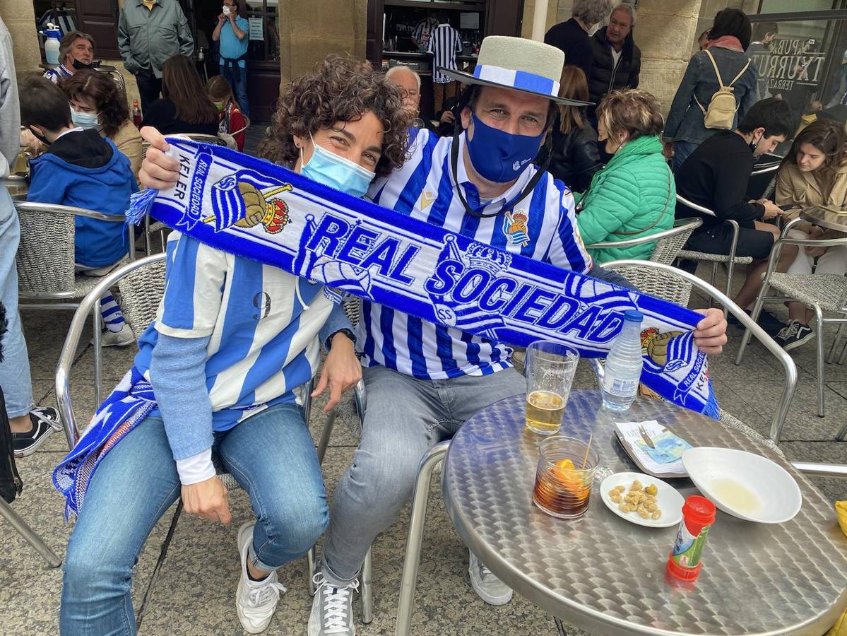 Multitud de aficionados han salido a la calle luciendo los colores de la Real Sociedad en un día que puede ser histórico