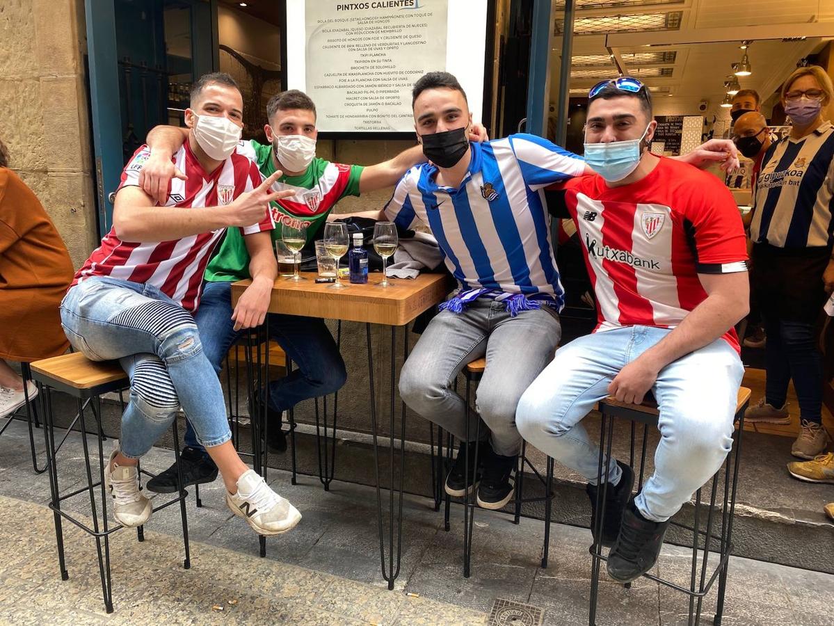 Multitud de aficionados han salido a la calle luciendo los colores de la Real Sociedad en un día que puede ser histórico