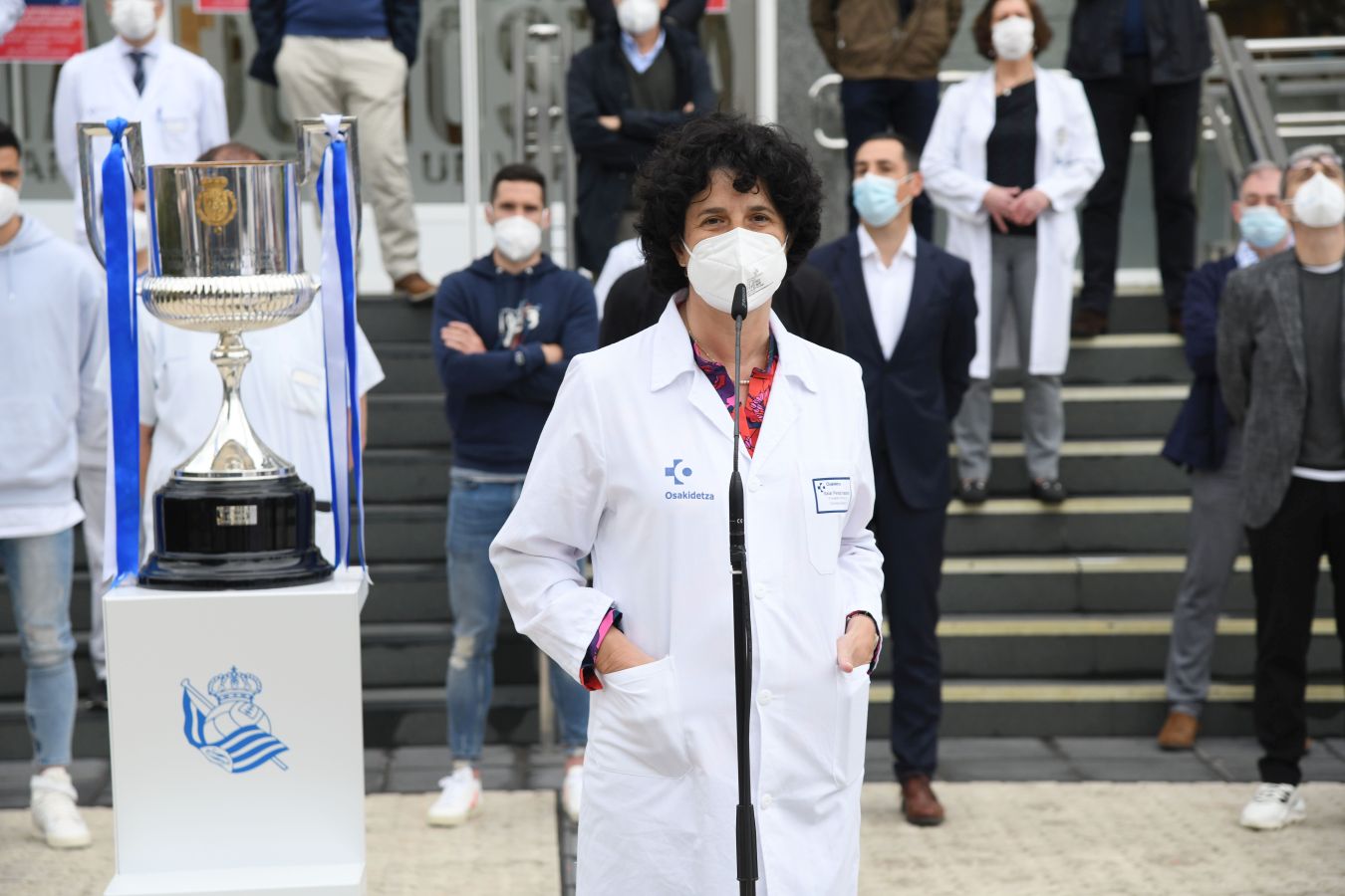 La Real Sociedad ha ofrecido este viernes el trofeo de la Copa del Rey a los sanitarios del Hospital Donostia