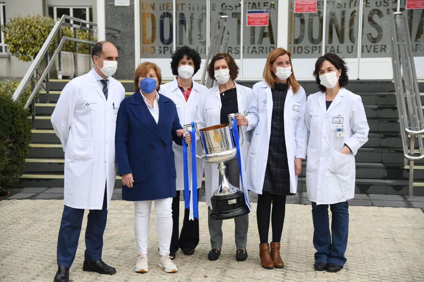 La Real Sociedad ha ofrecido este viernes el trofeo de la Copa del Rey a los sanitarios del Hospital Donostia