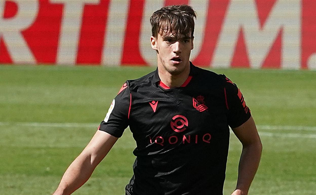 Titular. El vitoriano conduce un balón el domingo en Mestalla, donde partió de inicio. 