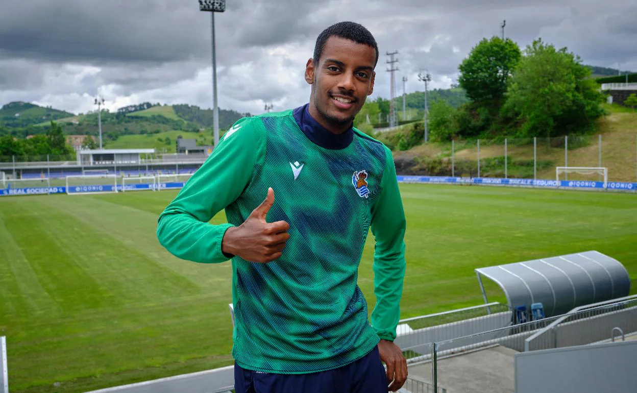 Alexander Isak, sonriente, quiere poner un buen broche a su temporada el sábado contra Osasuna en Pamplona.