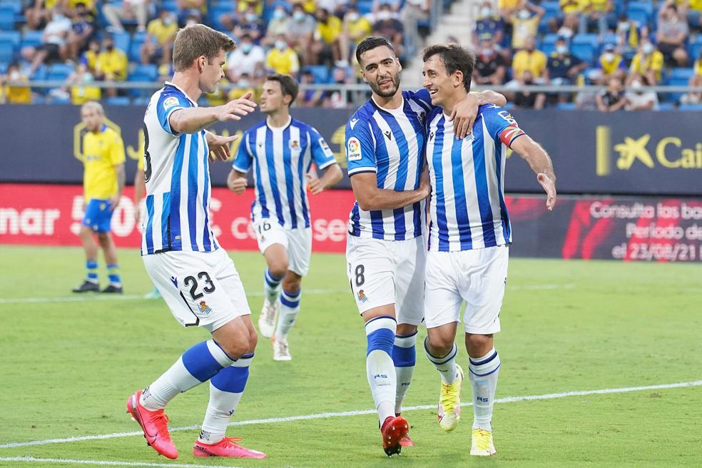 Oyarzabal, abrazado por Merino, es felicitado por su segundo gol ante la presencia de Sorloth, futbolista que provocó el penalti transformado por el eibartarra. 