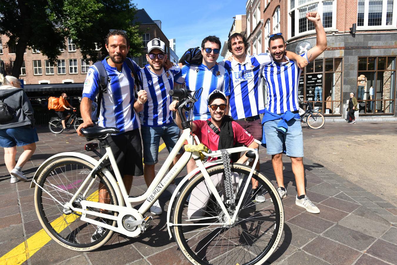 PSV - Real Sociedad: Ambiente txuri-urdin en las calles de Eindhoven