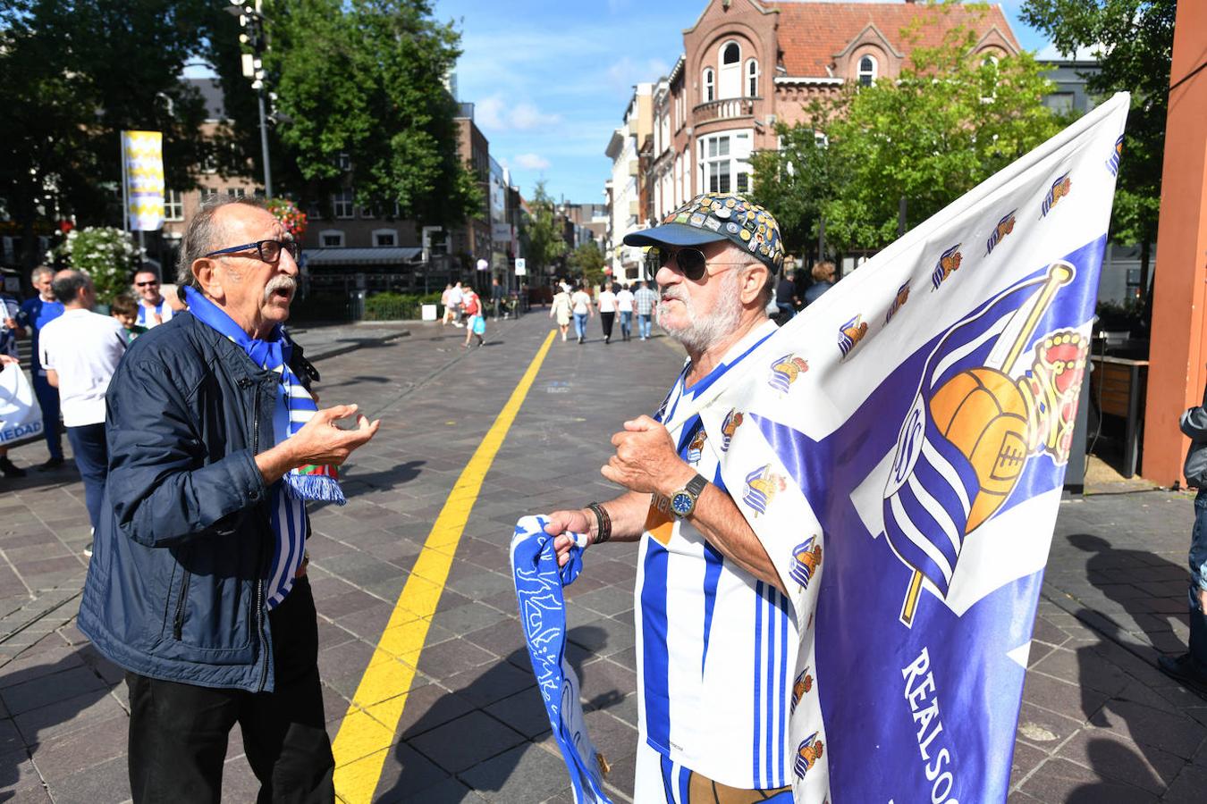 PSV - Real Sociedad: Ambiente txuri-urdin en las calles de Eindhoven