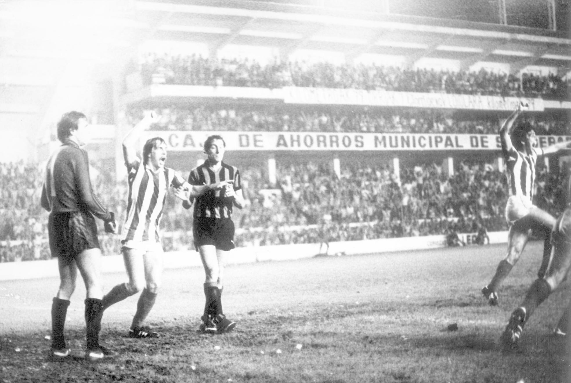 Idígoras y Diego celebran el segundo gol marcado por Satrústegui que hizo soñar a Atotxa con igualar la eliminatoria ante el Inter en la temporada 1979-80. 