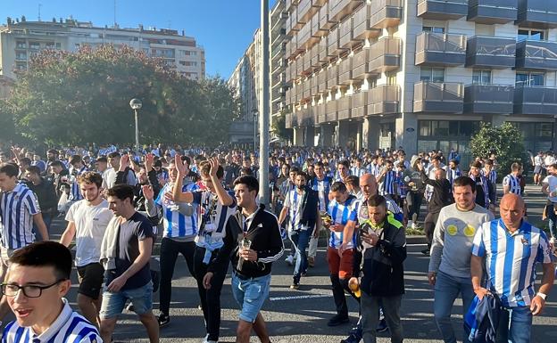 Imagen de la kalejira previa al partido ante el Mónaco.