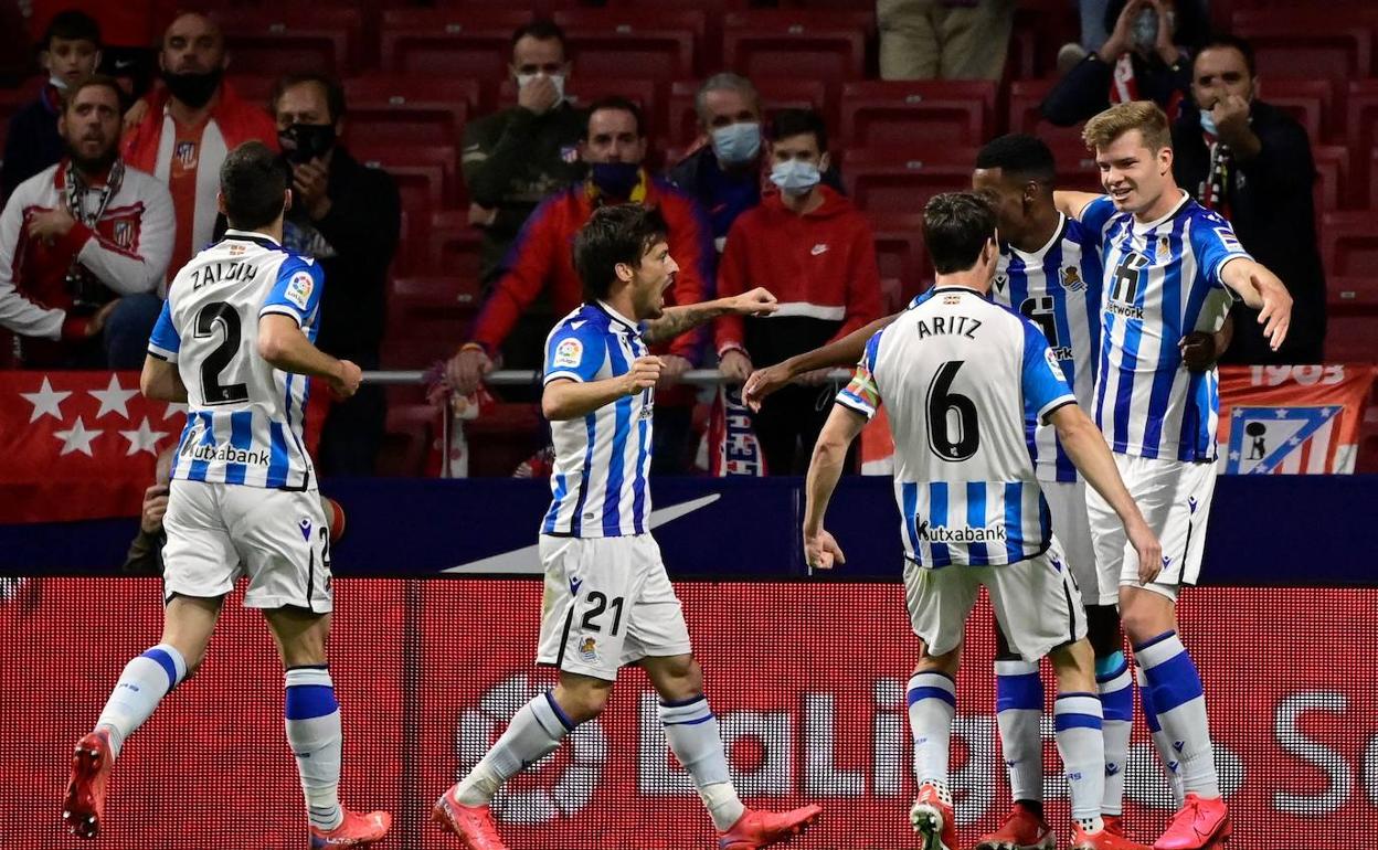 Sorloth celebra con sus compañeros su gol ante el Atlético de Madrid