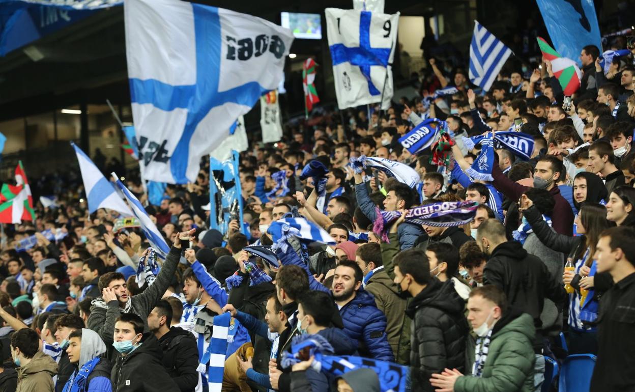 Aficionados realzales abarrotan la grada de animación Aitor Zabaleta durante el partido del sábado contra el Real Madrid. 