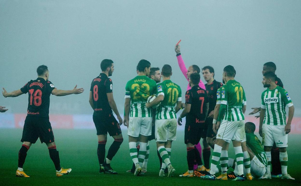 Mateu Lahoz muestra la tarjeta roja a Illarramendi durante el encuentro de Copa que Real Sociedad y Betis disputaron en el Benito Villamarín.