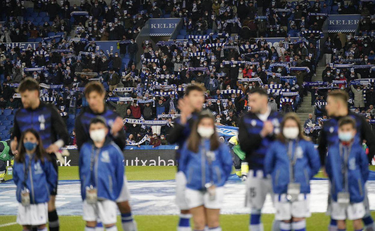 Los jugadores de la Real aplauden al público antes de empezar el último partido ante el Espanyol en Anoeta.