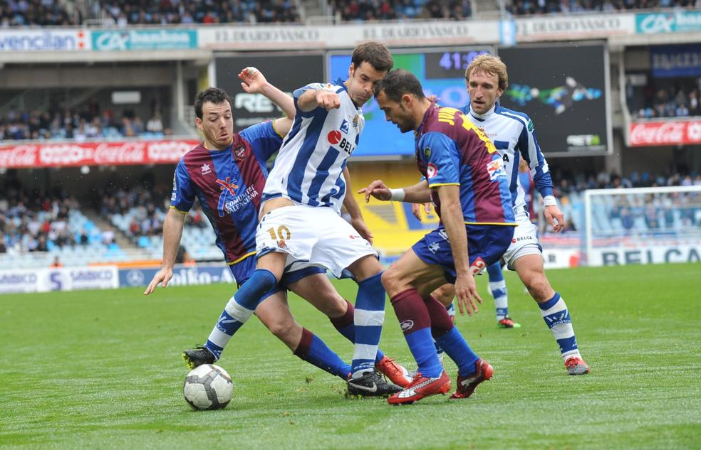 Xabi Prieto regatea a Juanfran en la 09/10.