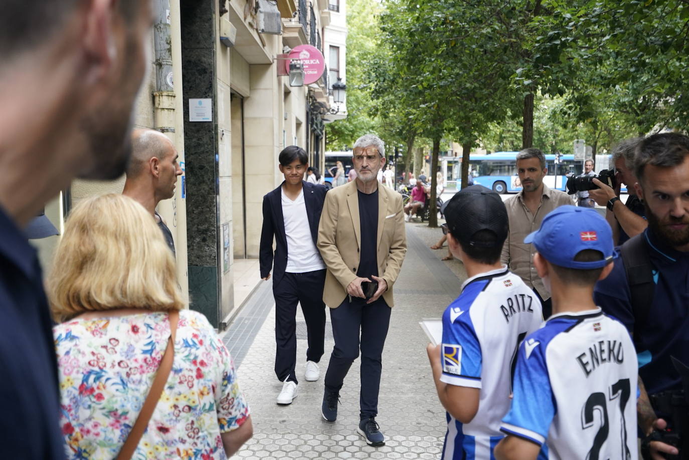Take Kubo, Brais Méndez y Mohamed-Ali Cho firman y se fotografían con la afición txuri-urdin