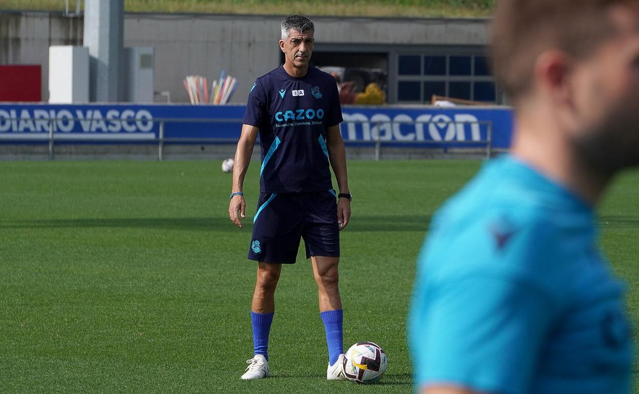 Imanol Alguacil, pensativo durante el entrenamiento de este viernes en Zubieta. 