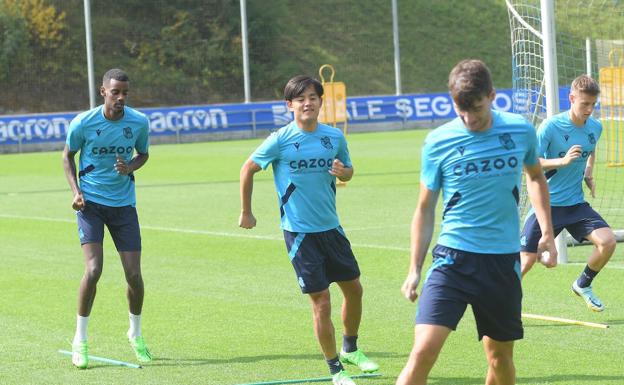Kubo e Isak durante el entrenamiento de este lunes en Zubieta.