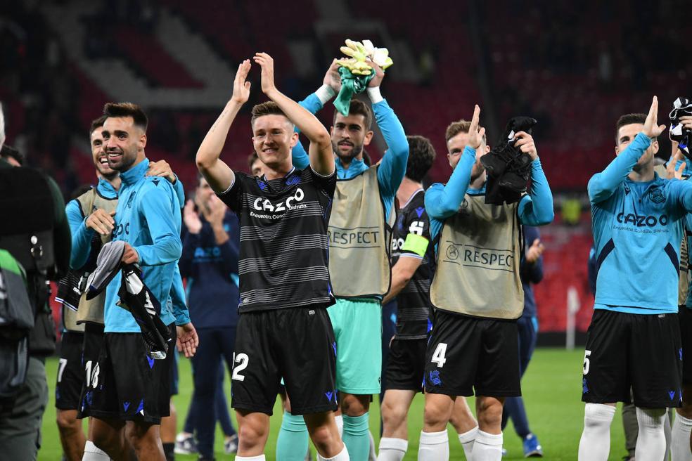 Los jugadores celebran el triunfo con la afición en Old Trafford. 