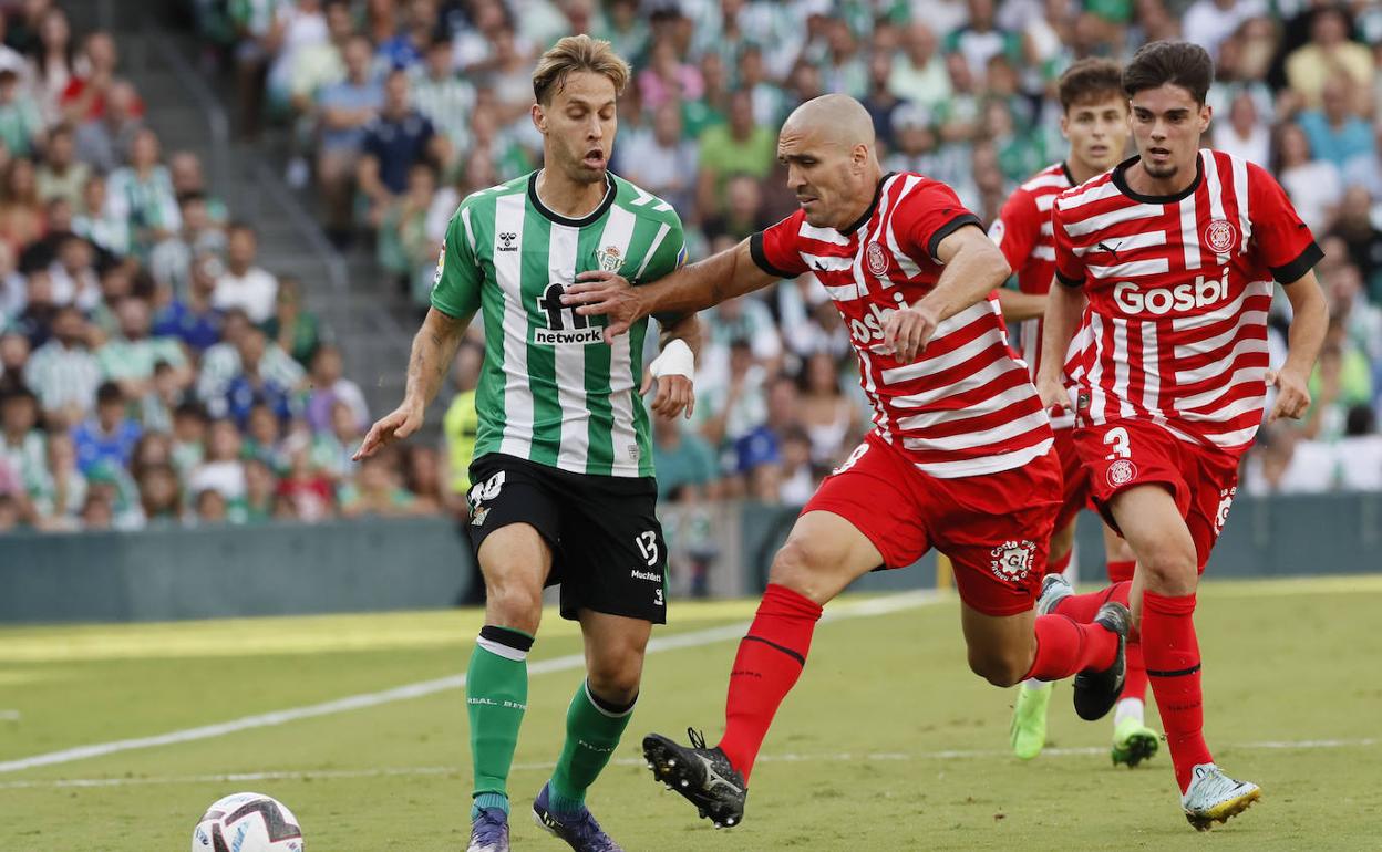 Romeu pugna con Canales por un balón en el Betis - Girona disputado ayer en el Villamarín. 