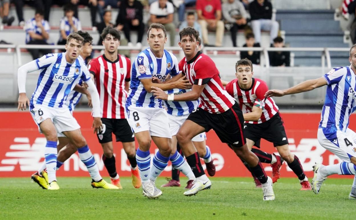 Urko y Olasagasti defienden una acción de balón parado. 