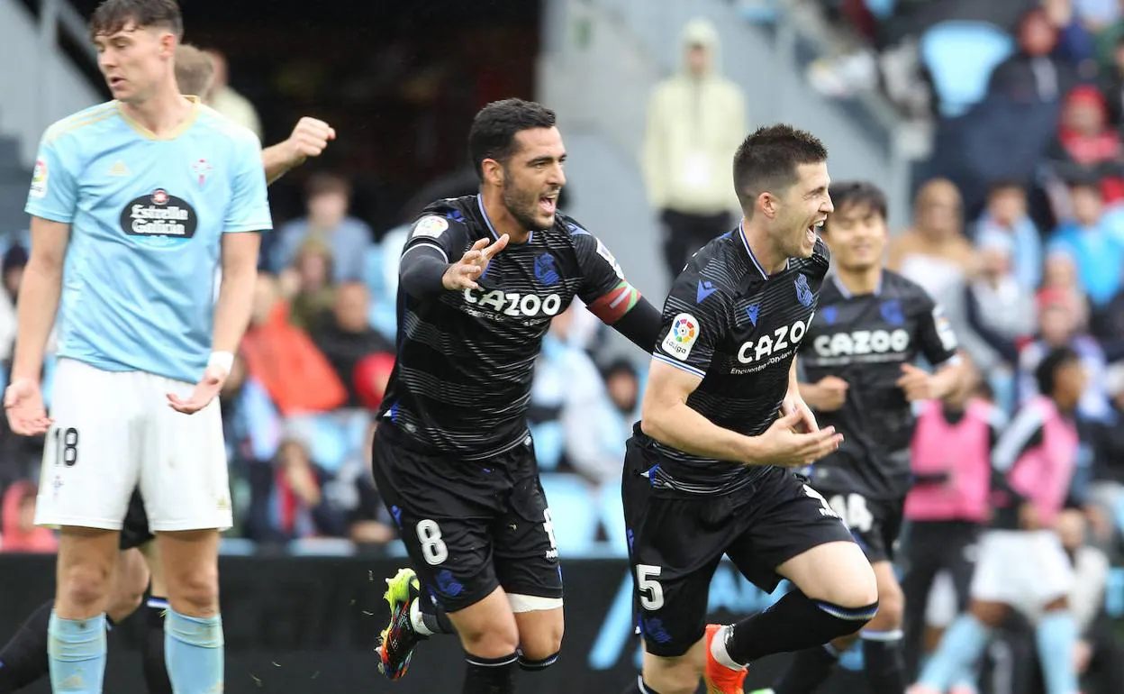 Mikel Merino celebra junto a Igor Zubeldia el gol del azkoitiarra ante el Celta.