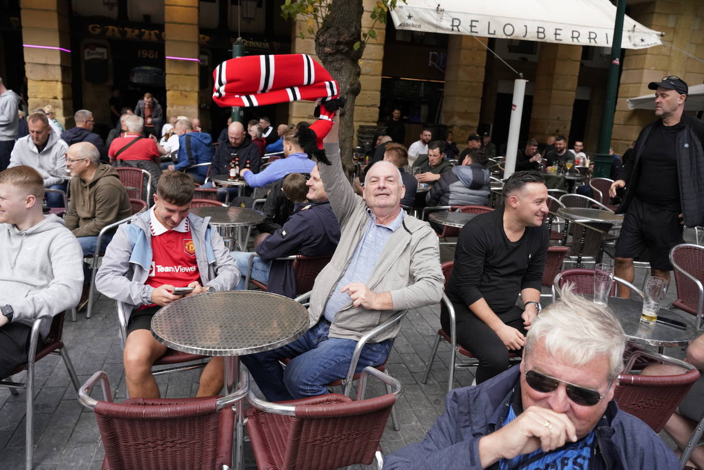 Fotos: Los seguidores del Manchester United se lo pasan en grande en Donostia