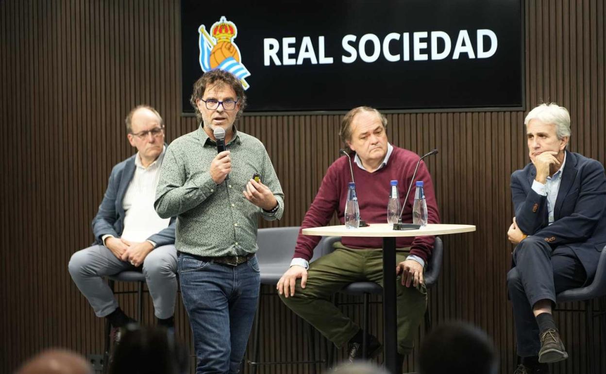 Luki Iriarte con el micrófono con Joseba Ibarburu, Jokin Aperribay y Andoni Iraola a su espalda. 