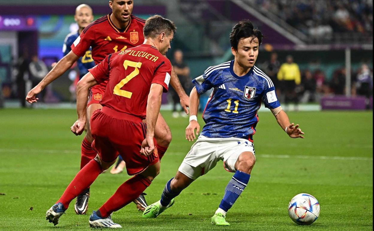 Take Kubo con el balón ante Azpilicueta y Rodri. 