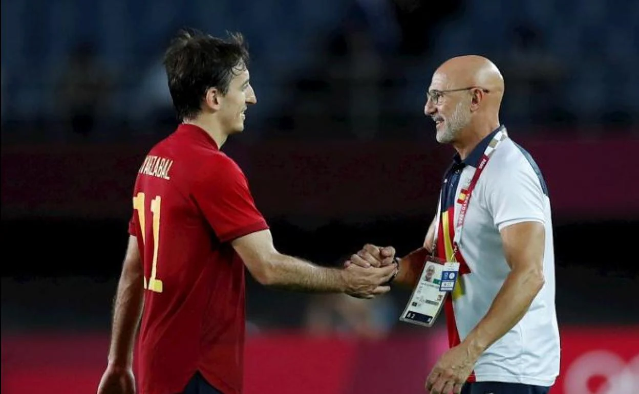 Luis de la Fuente se saluda con Mikel Oyarzabal al finalizar un partido de los Juegos Olímpicos en Tokio.