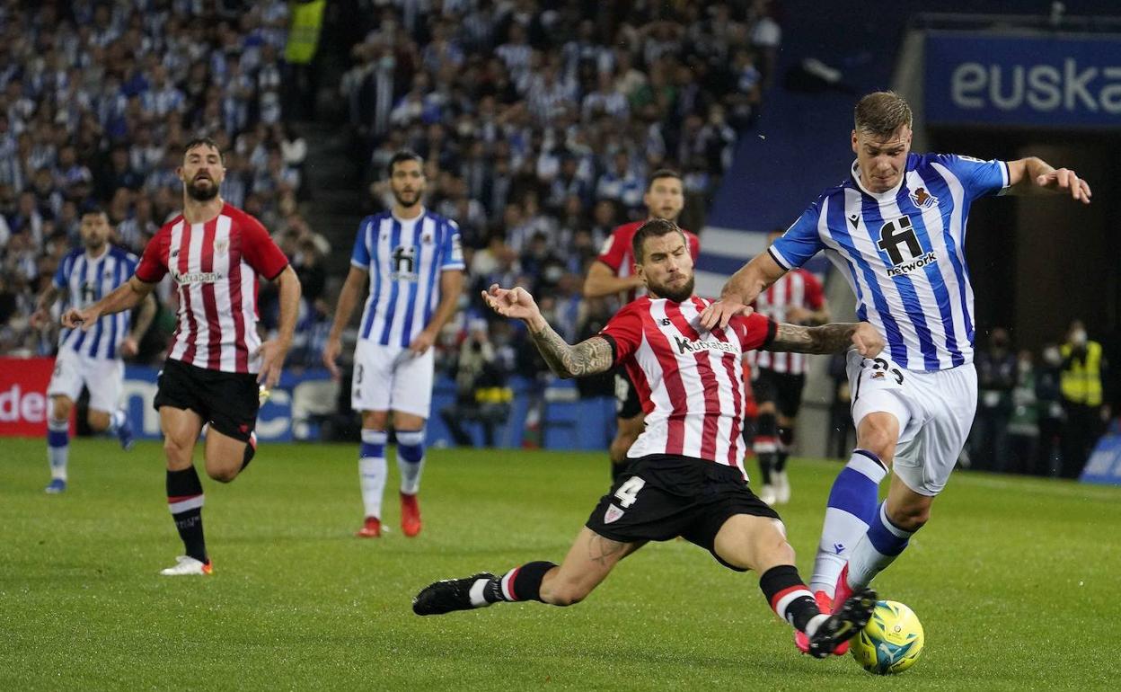 Iñigo Martínez pugna con Alexander Sorloth en una acción del último derbi disputdo en el Reale Arena. 