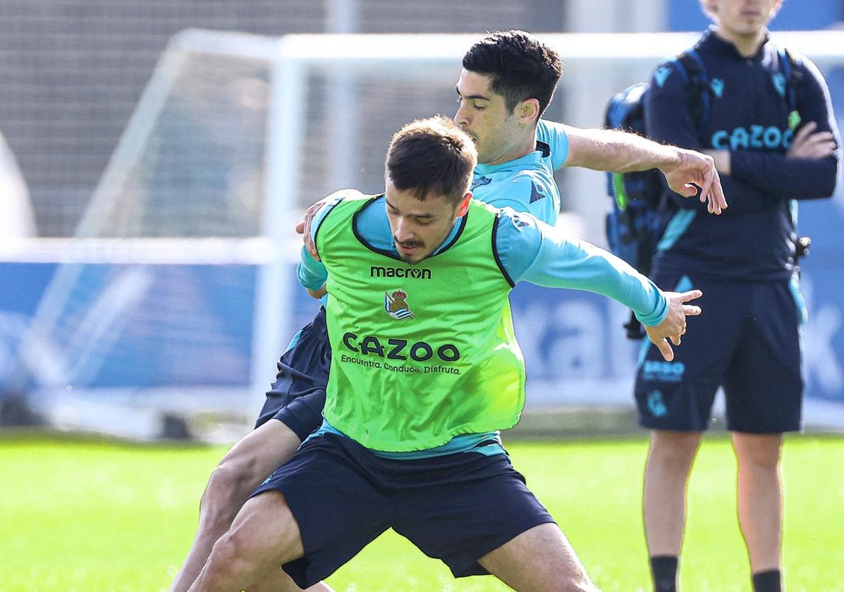 Gorosabel protege un balón en la sesión de este martes presionado por Carlos Fernández.