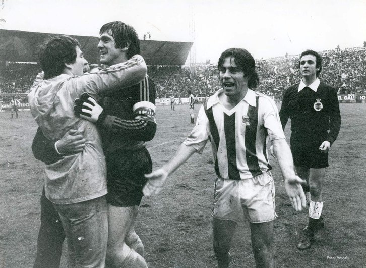 Arconada y López Ufarte celebran el título en Gijón, con Enríquez Negreira detrás.