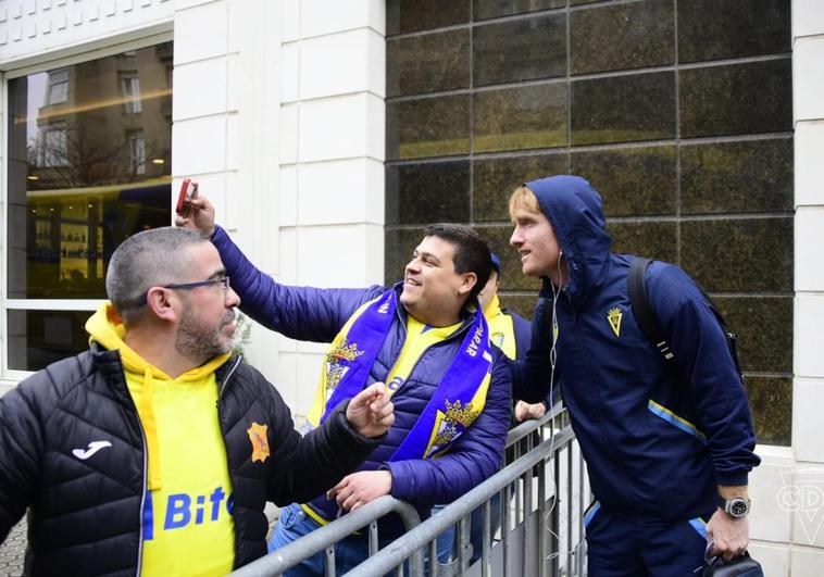 El jugador del Cádiz, Álex Fernández, se fotografía con varios aficionados a la entrada del hotel en Donostia.