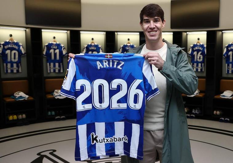 Aritz Elustondo, feliz, tras renovar hasta 2026 con la Real Sociedad.