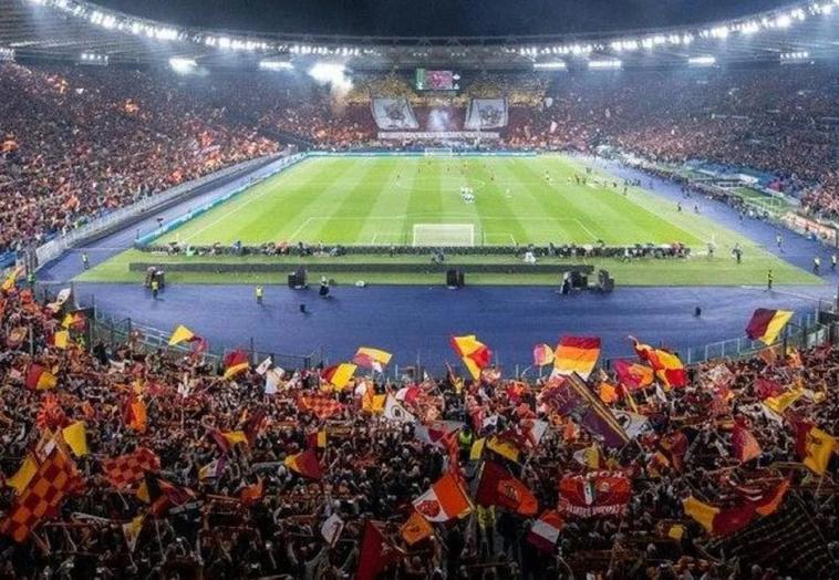 Ambiente. Aficionados de la Roma abarrotan el estadioOlímpico durante un partido de la presente temporada.