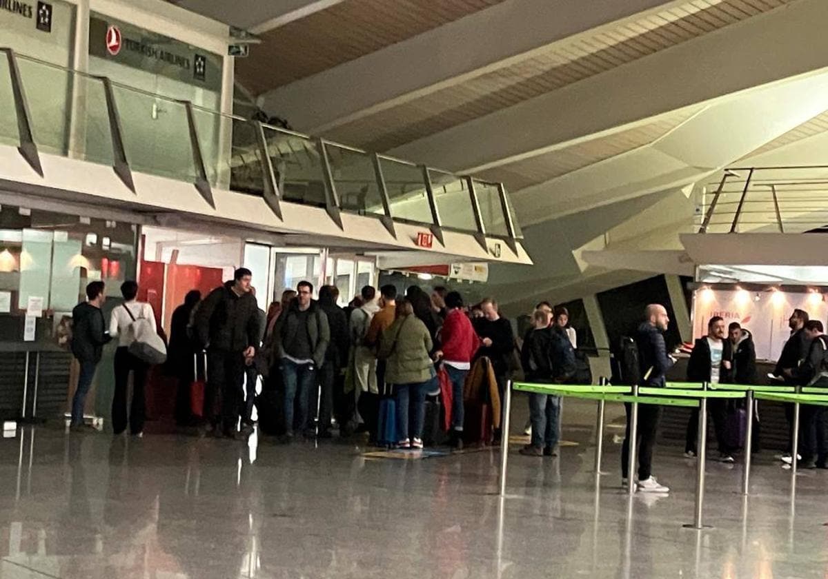 Las personas afectadas por el retraso del vuelo a Barcelona desde Bilbao, en el aeropuerto de Loiu.